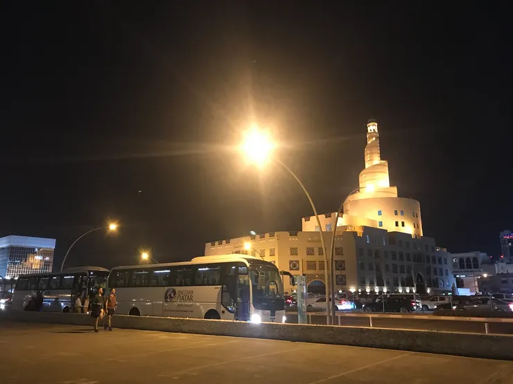 晚上的多哈（那不是太陽或月亮，是街燈……）