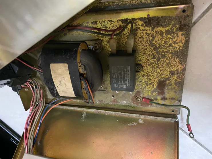 變壓器面,內部鏽蝕也很嚴重