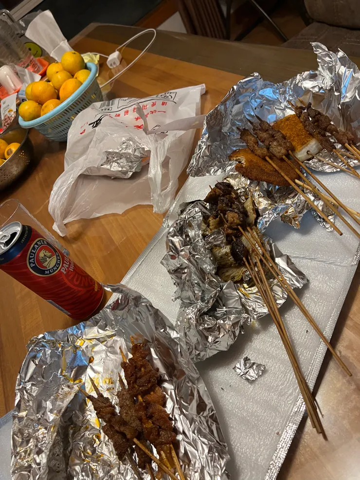 已經忘記名字的烤串了，美團隨便叫的，炸串配啤酒，宵夜 yyds！