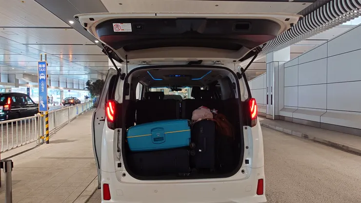 司機協助將行李放進後車廂。