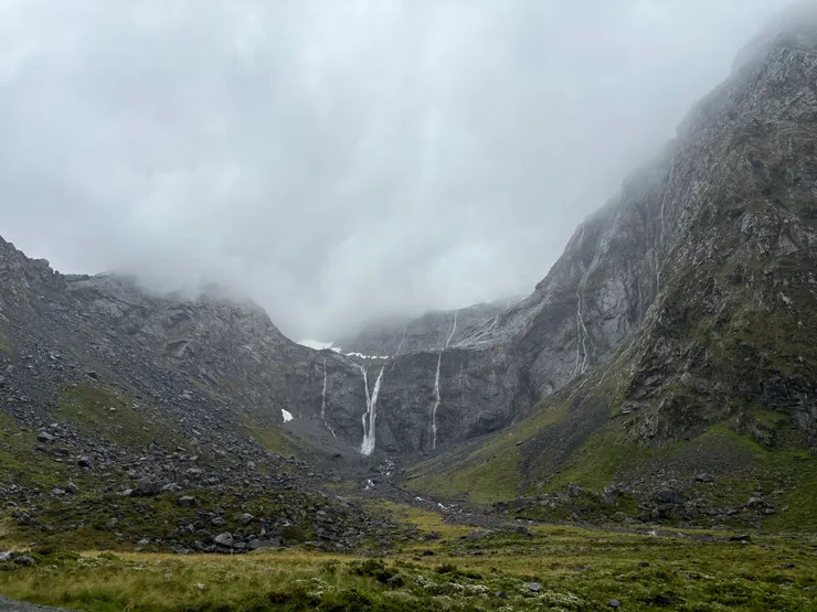 Mount Christna的巍峨山峰及瀑布，看起來如此雄偉跟名字真是連不太起來XD
