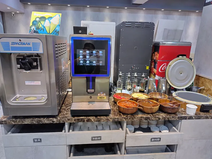 霜淇淋機 咖啡機 醬料區 白飯