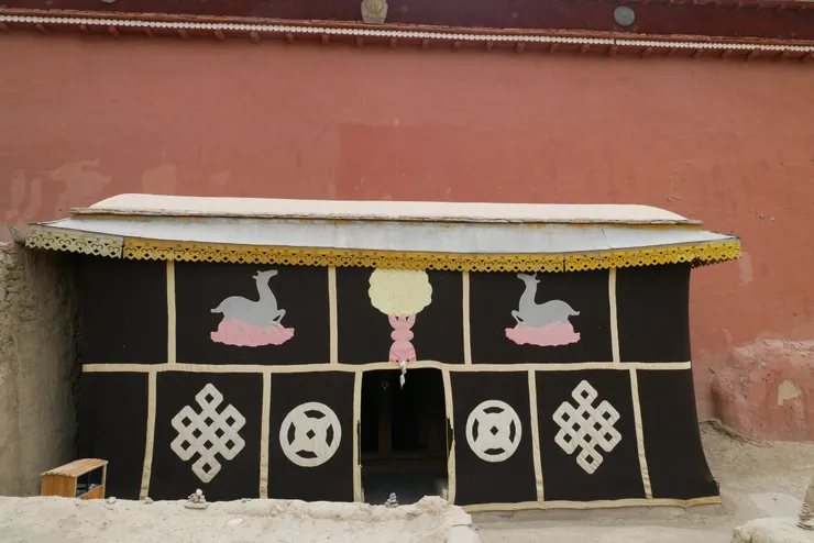 拉康瑪波(紅殿) 入口處