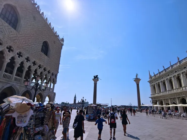 左起總督宮、聖馬可和聖托達羅柱、聖馬可圖書館