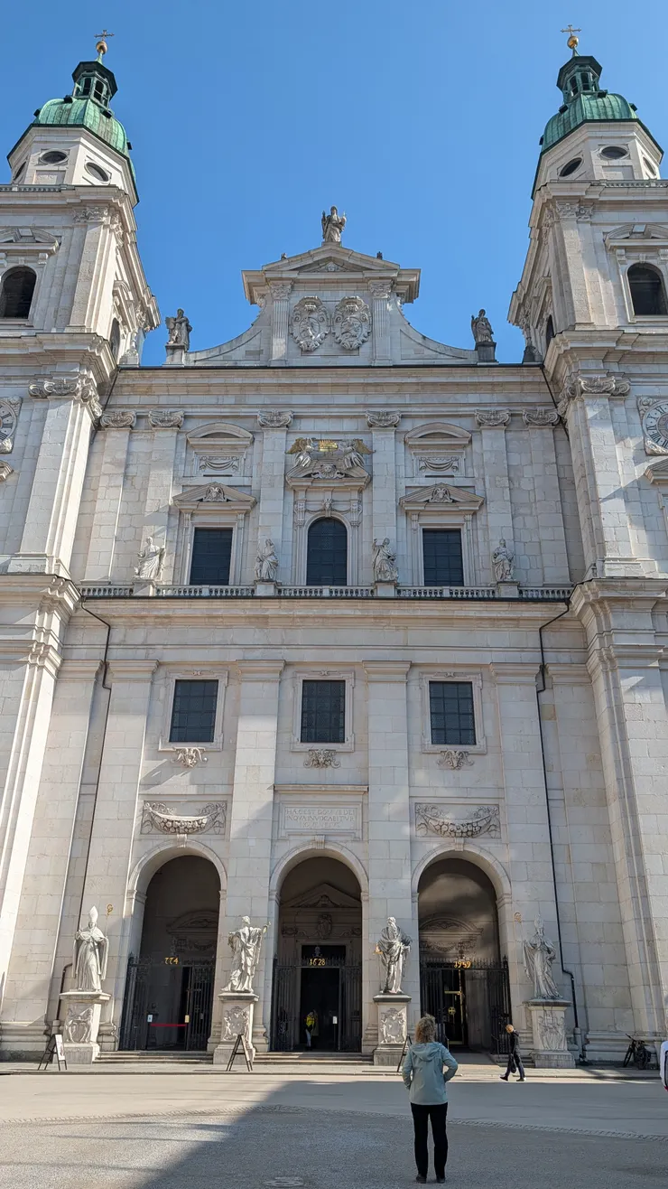 沿著拱門走進去就到了主教宮殿廣場，教堂既宏偉又美麗。