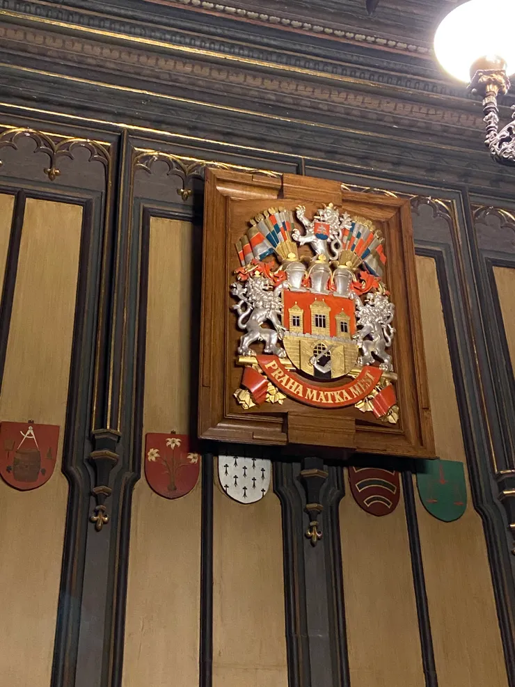 小小的盾牌形狀上，畫著代表各職業的圖案，有些我真的猜不出來