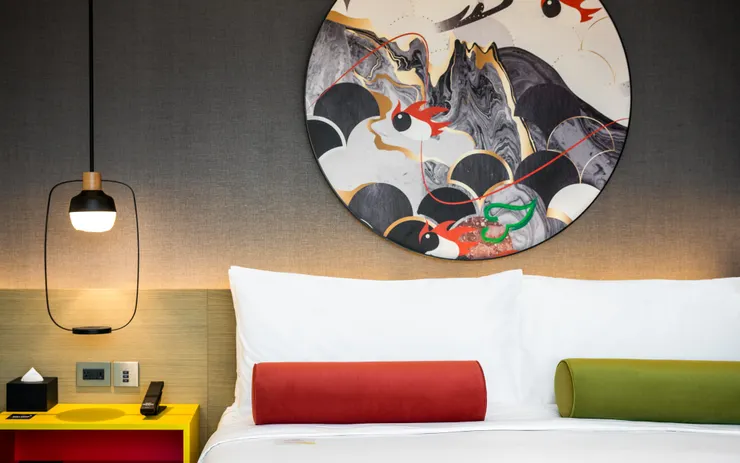 台北大直英迪格酒店_酒店149間客房承襲品牌重視在地設計語彙，以大直磚窯歷史與端陽龍舟文化為靈感，轉化為兼具故事性與美感的空間語言。