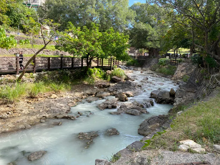 地熱谷前的溫泉河，有沒有像豚骨湯頭