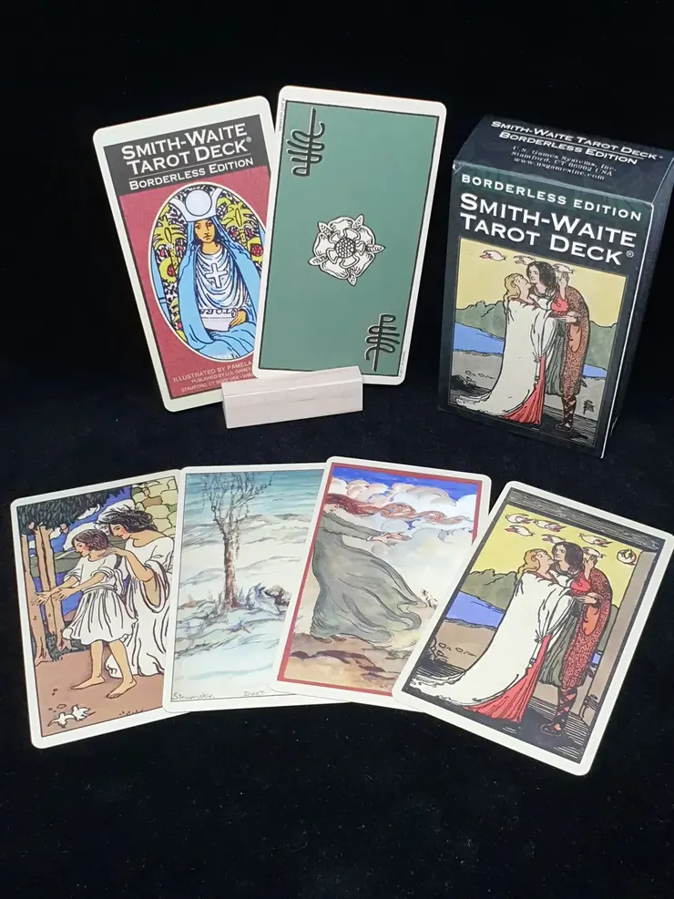 綠色牌背的「百年偉特」，比其他的標準版多加了一樣由史密斯夫人繪製、但當初沒有被採用的手稿牌