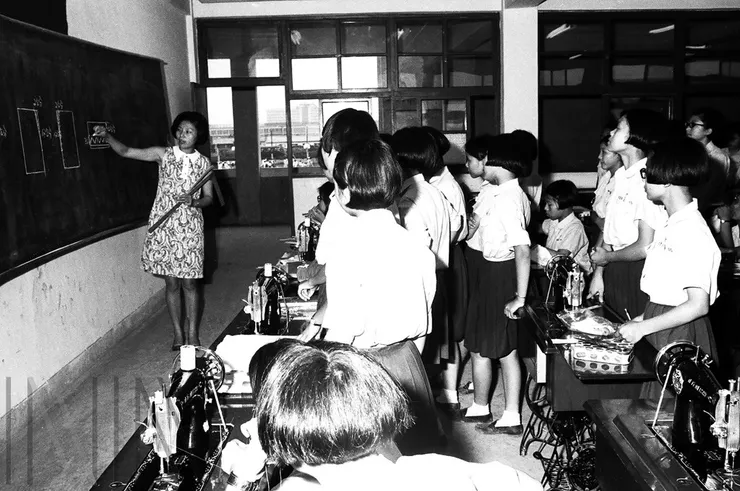 圖6 九年國民義務教育推行後，學校課程中納入縫紉等技藝訓練。 檔號：A325000000E/0059/0017/1