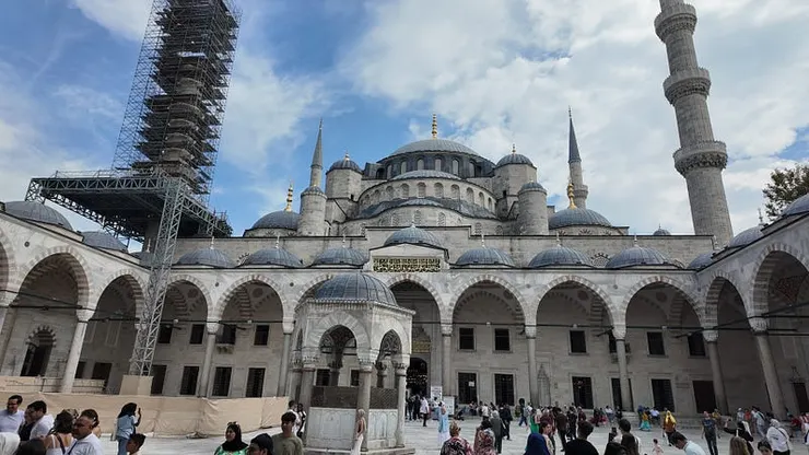 藍色清真寺的前院處。這裡可供隨意進入，尚不會規定穿著。