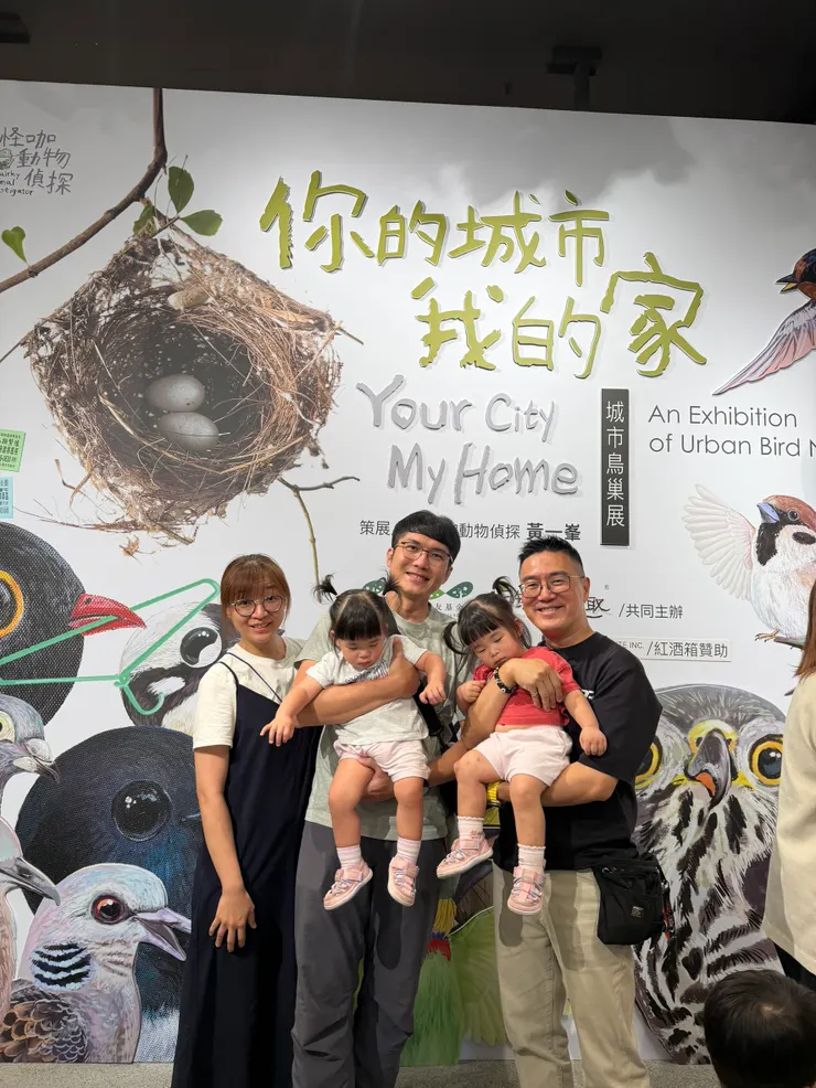 恭喜爆肝多時的峯哥終於策展完成！ 但這張咩咩看起來都睡著了... 他們明明玩得很開心啊XD  感謝志玲姐姐賜照！