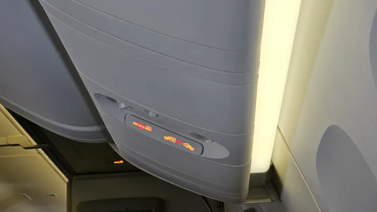 這次台北飛新加坡!安全帶指示燈全程都是亮的沒有熄滅!大家去洗手間快去快回!