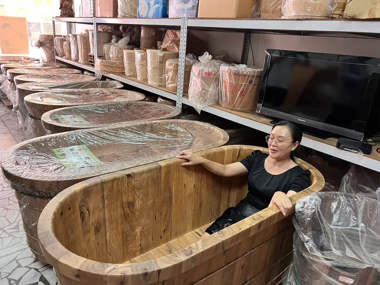 漂亮的闆娘與國寶級檀香木泡澡桶(雙人的!超大)