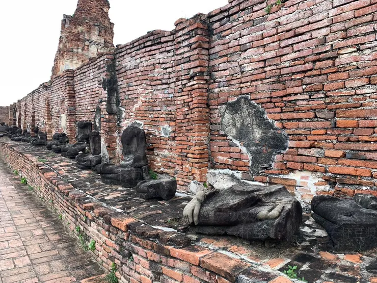 四合院走廊遮蔽著佛像，但今日屋頂已經損壞，佛像也遭破壞