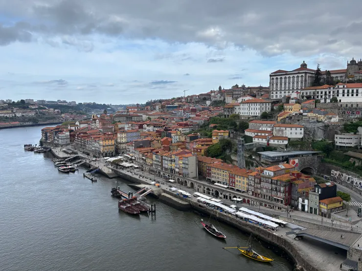 餐廳很多的右岸