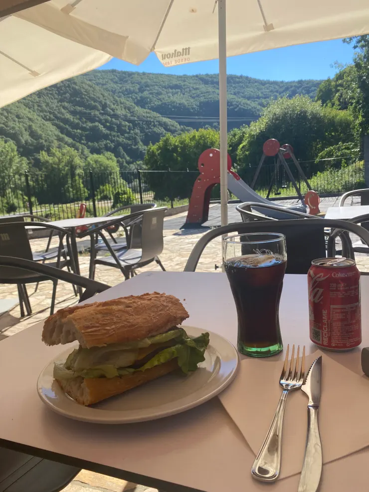 簡單的漢堡果腹，有炒洋蔥很香很加分，有食物吃已心滿意足。