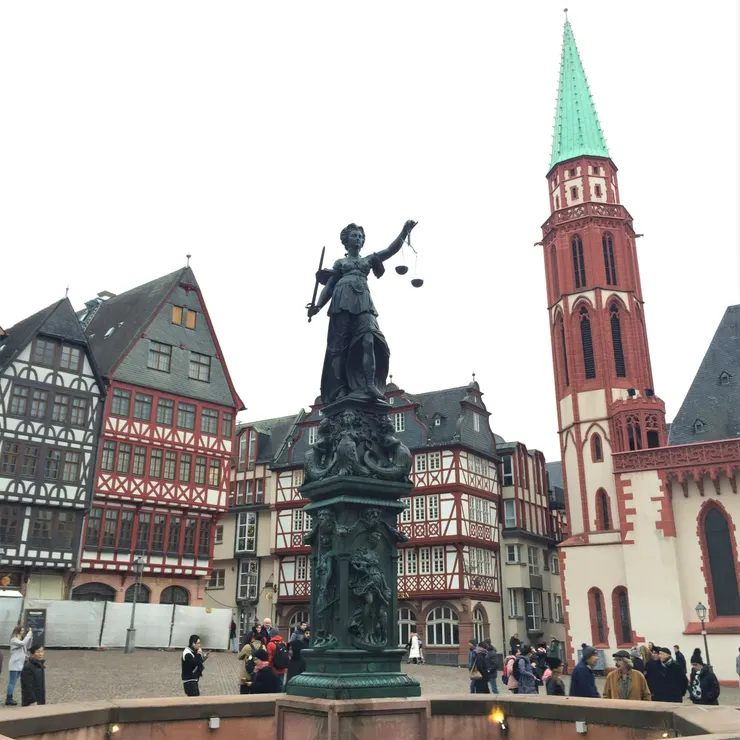 在羅馬廣場中央面向羅馬廳的地方，是一尊正義女神噴泉像，女神手持天平，象徵著平等