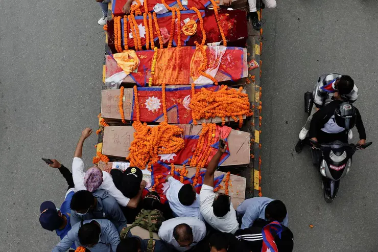 尼泊兩百姓為死亡的抗議者致哀https://www.reuters.com/world/asia-pacific/nepals-interim-pm-karki-vows-fix-failures-that-led-deadly-gen-z-protests-2025-09-19/