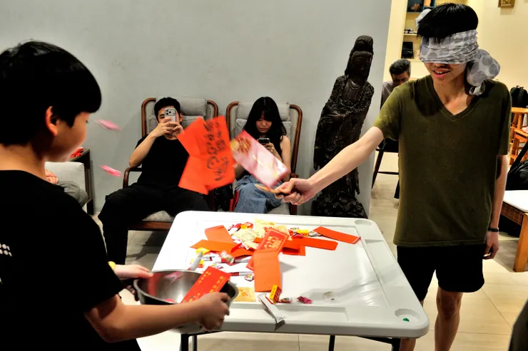 【把婆家當娘家回拉拉再創新遊戲 百萬紅包鏟鏟樂婆婆笑到快岔氣！鴻鴻、承承兄弟。】