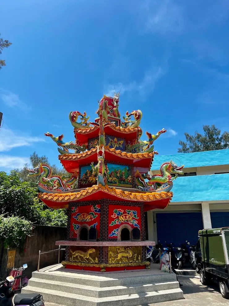 鮮豔繽紛的彩繪金爐（圖片截圖於網路）