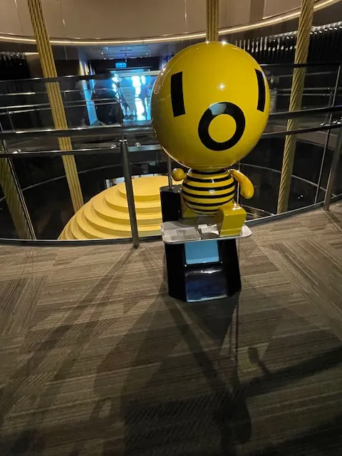 不同顏色的迷你風阻尼器提供遊客拍照。