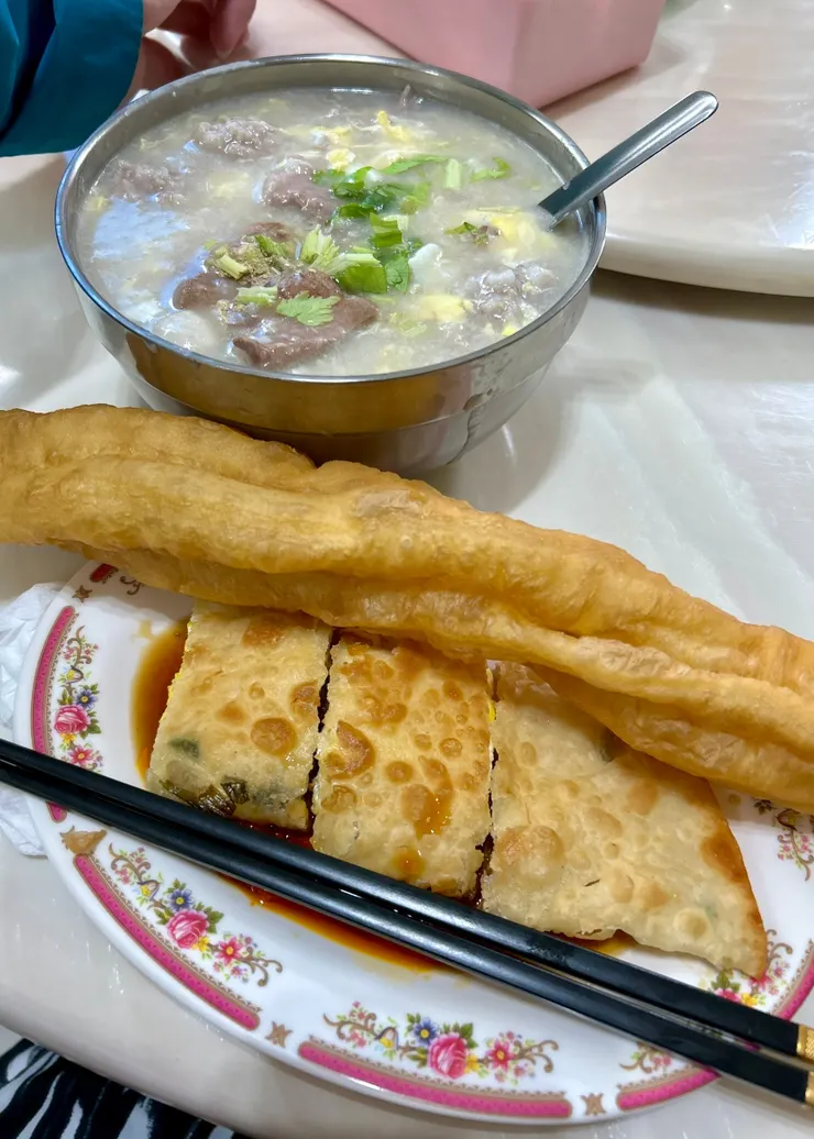 圖13 金門特色早餐，一定有油條、廣東粥