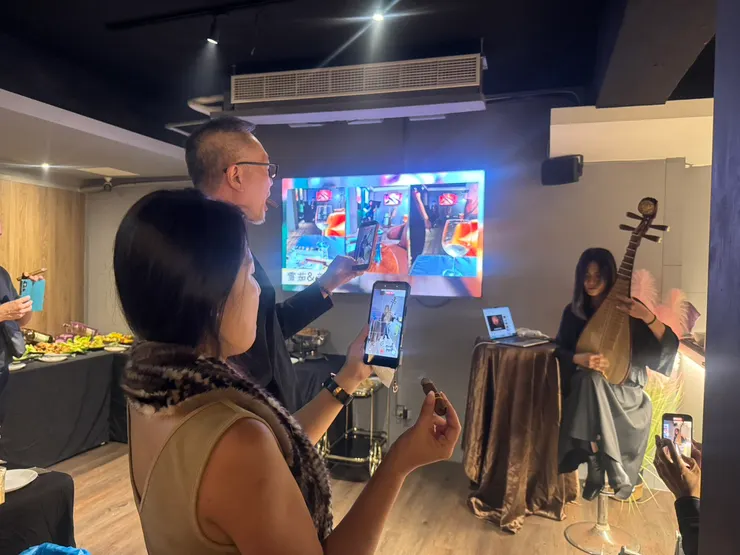 舞台中央，枇杷老師專注演奏