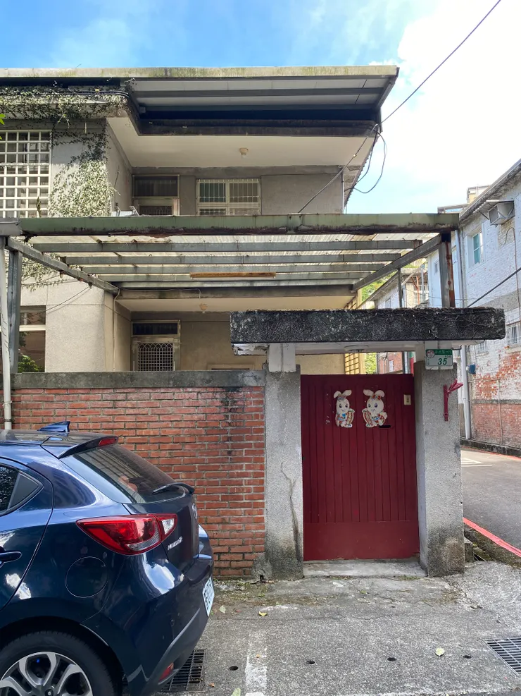 門廊可見細膩的滴水線處理