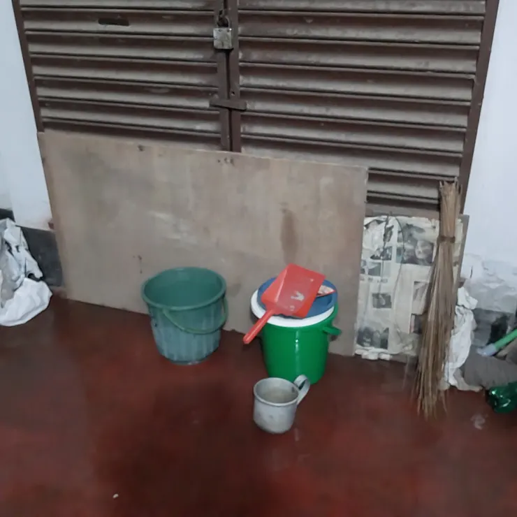 找來了兩塊板擋住大閘底部