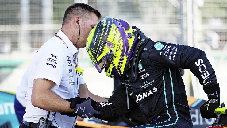 2022年許多賽車深陷海豚跳問題（Porpoising），漢米爾頓賽後因腰背疼痛難以下車行走