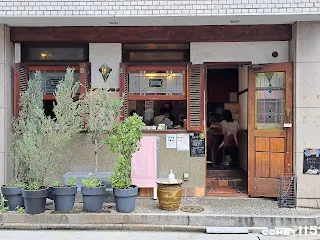 咖啡店的外觀，凜坐的位置就在照片最左邊窗戶的角落