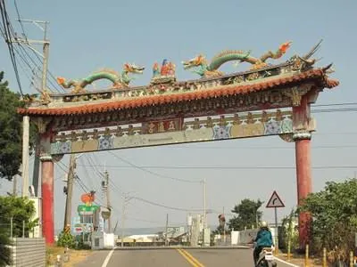 簡潔隆重的牌樓（圖片截圖於網路）