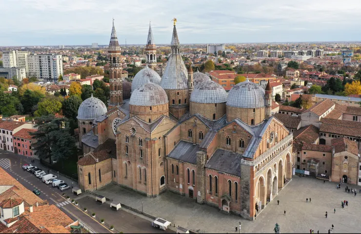 聖殿混合多種建築風格