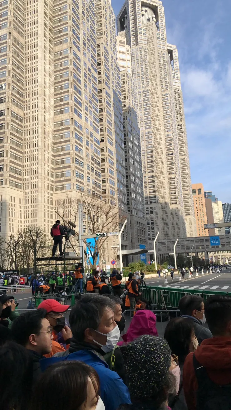 很多跑者和民眾一早加油