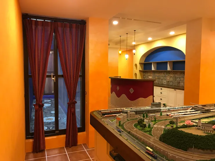 獨具風格的紅色布簾