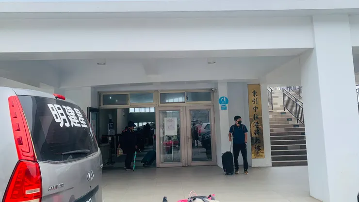 船班出發前15分鐘抵達應該都沒問題。