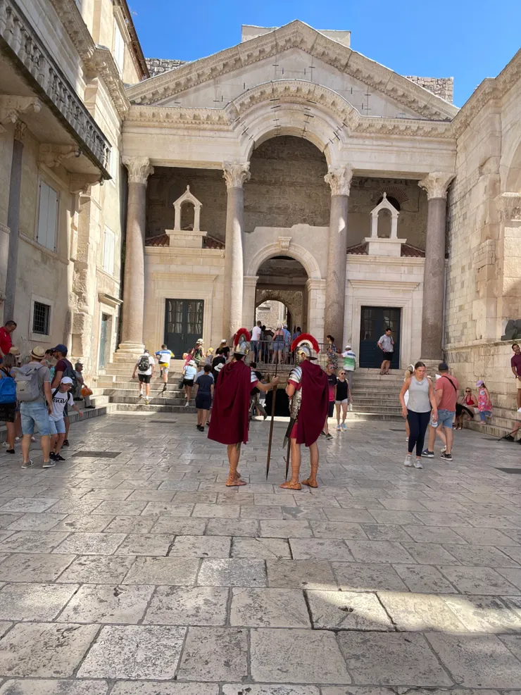 穿著羅馬帝國守衛服飾供景點拍照的人