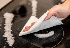 IH爐的極速閃亮法： 容易沾染油漬的 IH 爐面，只要噴上食品級抗菌酒精輕輕一擦，就能瞬間恢復光潔。