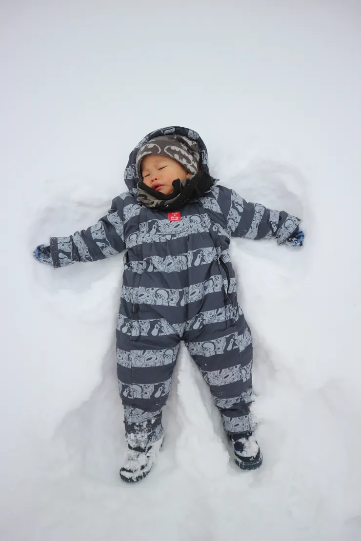 看哥哥一副快哭的臉，怎麼拿～～～模可愛（無良爸媽）