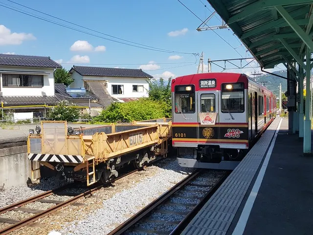 2023年的別所溫泉站月台，上田電鐵列車進站