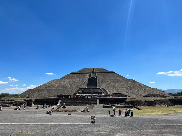 走進入口的大大太陽金字塔，廣角才勉強塞進整個金字塔