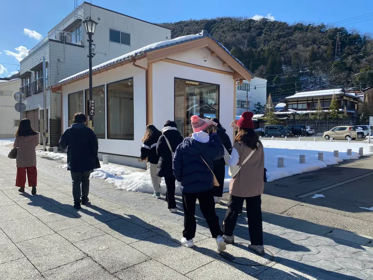 今年第一次嘗試在冬季舉辦,冬季在雪國就必須跟雪正面對決。雪總是讓觀光客情緒高揚、主辦者擔心受怕。要知道車子一個打滑,學生摔一下都不是好玩的