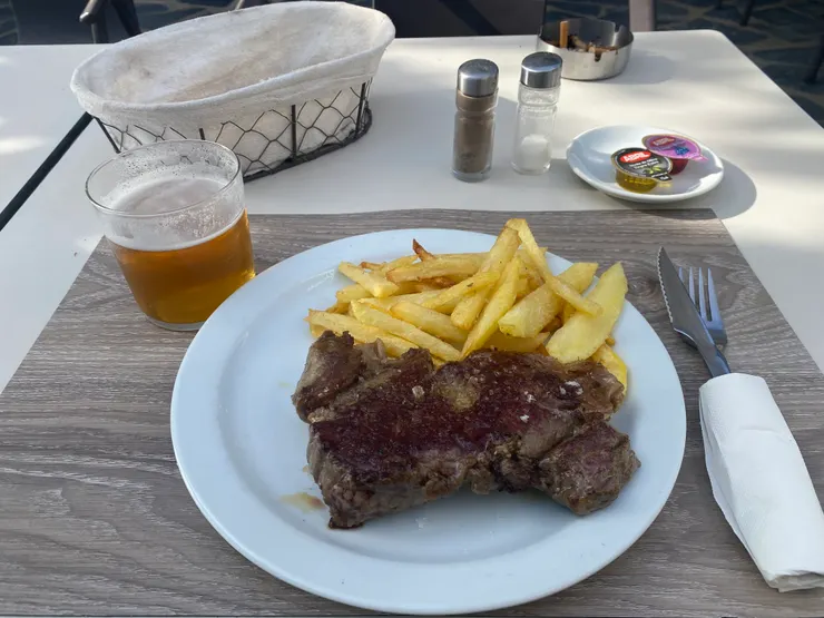 晚餐的超厚牛排，cp值超高，吃不完的麵包就當隔天早餐。