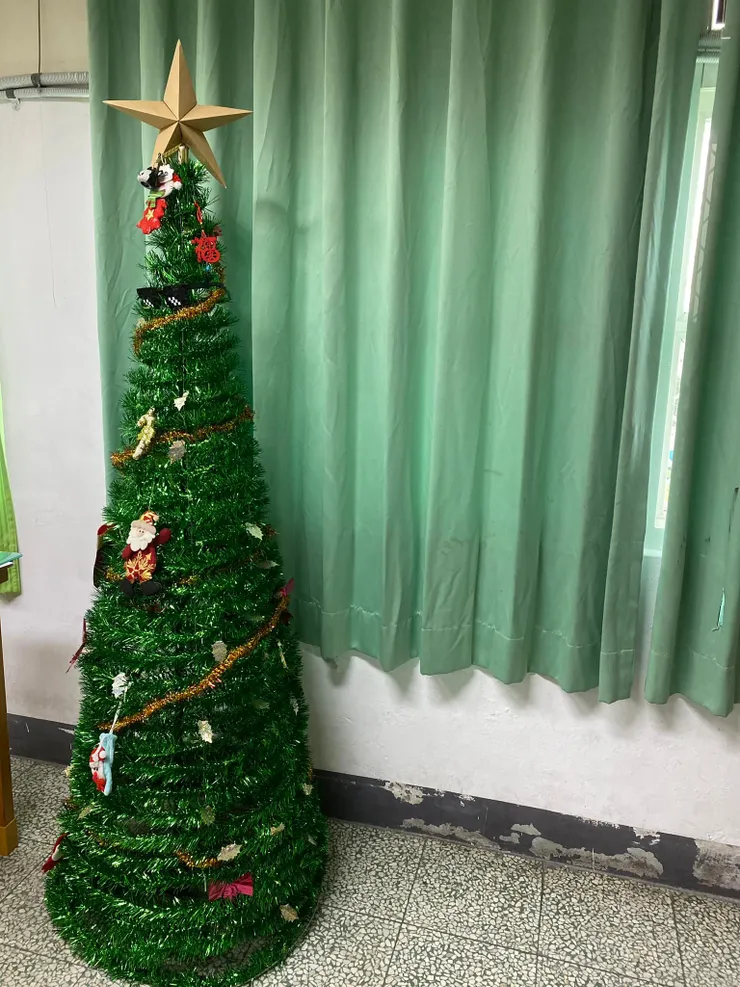 開始佈置了😍😍耶誕之星，是孩子的手工巧思（強👍）