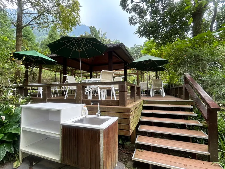 步道邊的用餐區