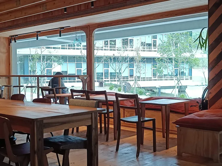 小廢墟湖村店有著滿滿的木質裝潢，看一眼就被圈粉