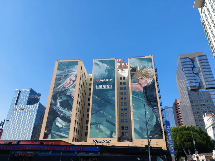 這張不在好萊塢，而是在洛杉磯市區。伍德只是覺得這幅巨型手繪(別懷疑，真的是手繪，對面有其他還在畫的廣告)FF7海報超酷的。