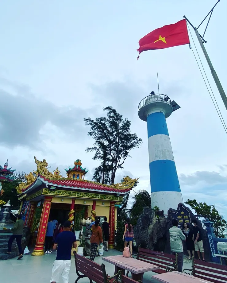 廟裡有個藍白相間的燈塔