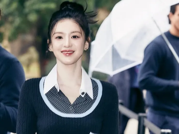 圖說：再度因韓劇《愛情怎麼翻譯》而爆紅的演員高允貞私下也熱愛「羽毛感」紮髮，展現出俐落卻不失溫柔的個人魅力。（圖片來源：IG－＠goyounjung）